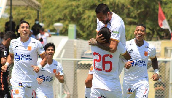 Joao Villamarín es felicitado por sus compañeros albos, luego de anotar el segundo gol.