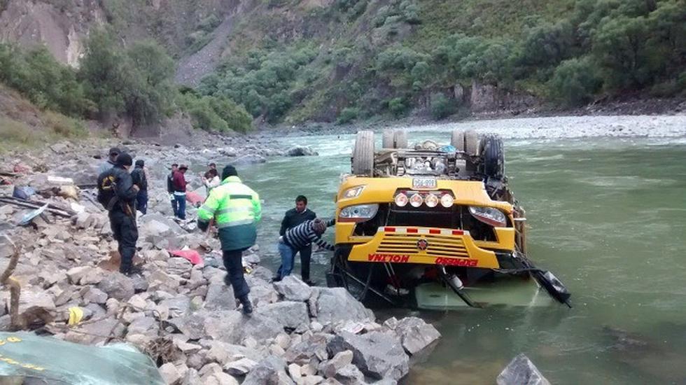 Pasajeros se salvan de milagro luego de la caída de bus interprovincial al río Mantaro 