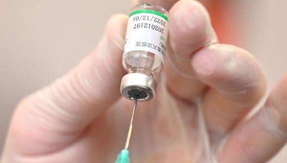 Contraloría investigará desaparición de 5 dosis de la vacuna contra la COVID-19 (Foto: Andrej Isakovic / AFP)