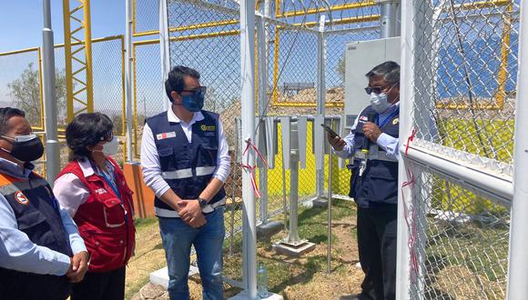 Es la quinta estación que se instala en un distrito de Arequipa como parte del proyecto de Sistema de Alerta Temprana (SAT).  Esta estación cuenta con un panel solar, una cabina de datos y un pluviómetro. (Foto: Correo)