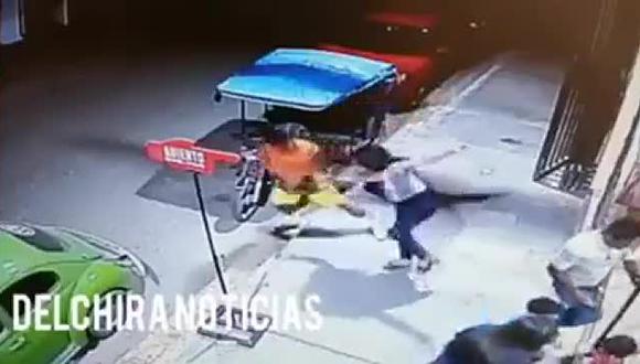 Hampones arrastraron violentamente a una mujer para robarle su cartera. (Foto: Captura Video Chira Noticias)