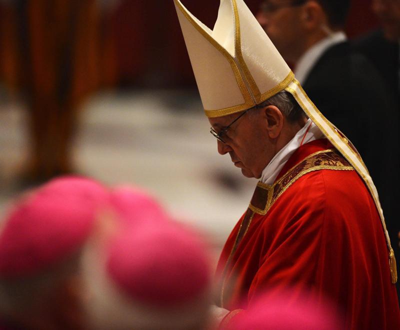 Francisco visita la tumba de Juan Pablo II en el aniversario de su muerte