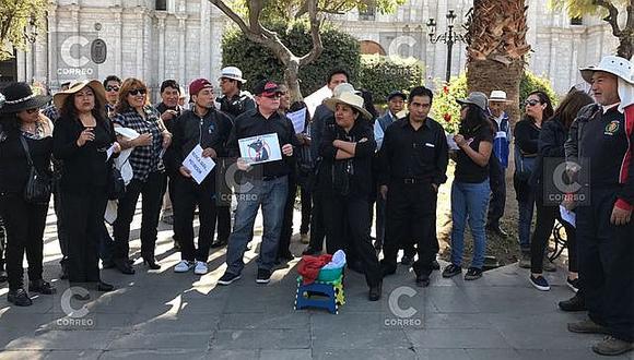 Arequipa: Docentes escuchan el mensaje del presidente Kuczynski en la Plaza de Armas