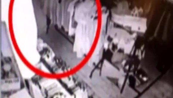 YouTube: Aparece fantasma en una tienda de ropa (VIDEO)