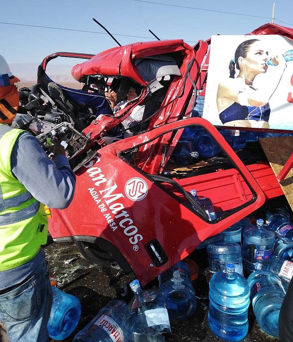 Camión cargado de bidones de agua fue aplastado por dos tráiler en la vía Panamericana Sur