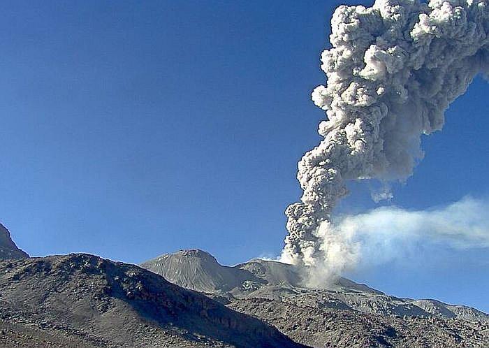 Volcán Sabancaya registra explosiones 48 veces al día (VIDEO)