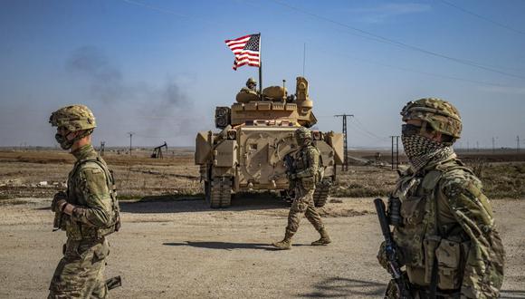 Soldados de Estados Unidos patrullan por los campos petrolíferos de Suwaydiyah, en la provincia de Hasakah, al noreste de Siria, el 13 de febrero de 2021. (Foto de Delil SOULEIMAN / AFP).