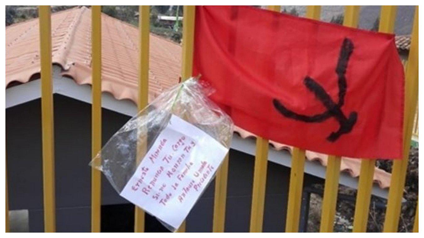 Hallan trapo rojo con el símbolo de la hoz y el martillo 