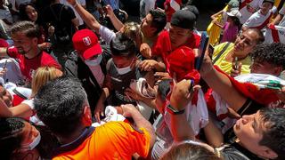 La emoción desbordó a los hinchas que esperaron a los jugadores de la selección peruana en el hotel (FOTOS)