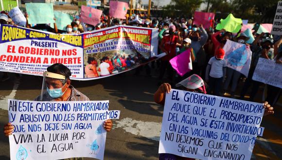 Cientos de personas bloquearon esta mañana la vía exclusiva del Metropolitano cerca a la estación Naranjal. (Foto: Hugo Curotto / @photo.gec)