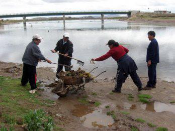 Limpian riberas del contaminado río Cacachi