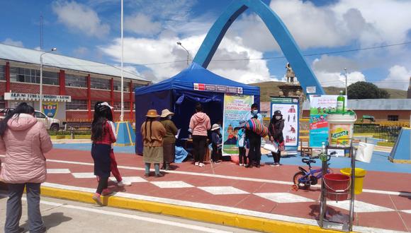 La campaña se realizó en la plaza del distrito de Ajoyani. (Foto: Juan Choquetocro)