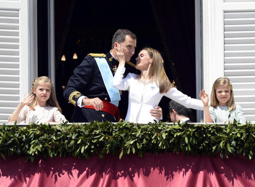 El Rey Felipe VI y Letizia mostraron su afecto en la coronación (FOTOS)