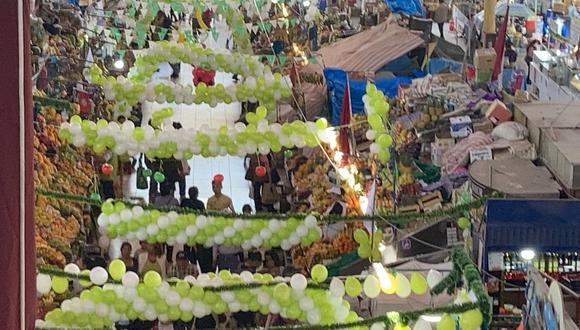Comerciantes adornan el mercado San Camilo por el 142 Aniversario| Foto: Soledad Morales