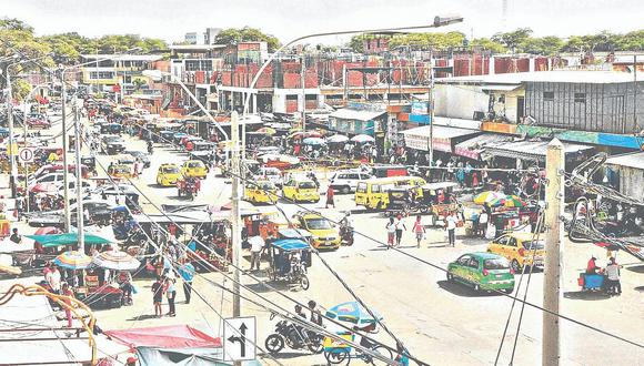Los paraderos informales agudizan el caos vehicular  en el complejo de mercados