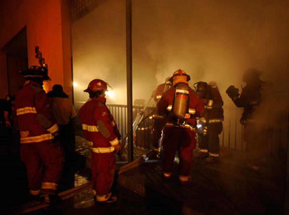 Incendio en sótano de centro comercial Plaza Camacho