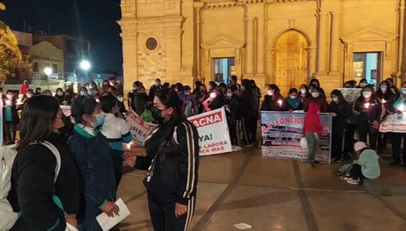 En el atrio de la catedral de Tacna servidores CAS COVID-19 efectuaron una vigilia. (Foto: Difusión)