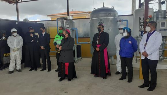 El obispo de Puno, Jorge Carreón Pavlich dio la bendición a la planta adquirida por todo los puneños. (Foto: Hugo Supo)
