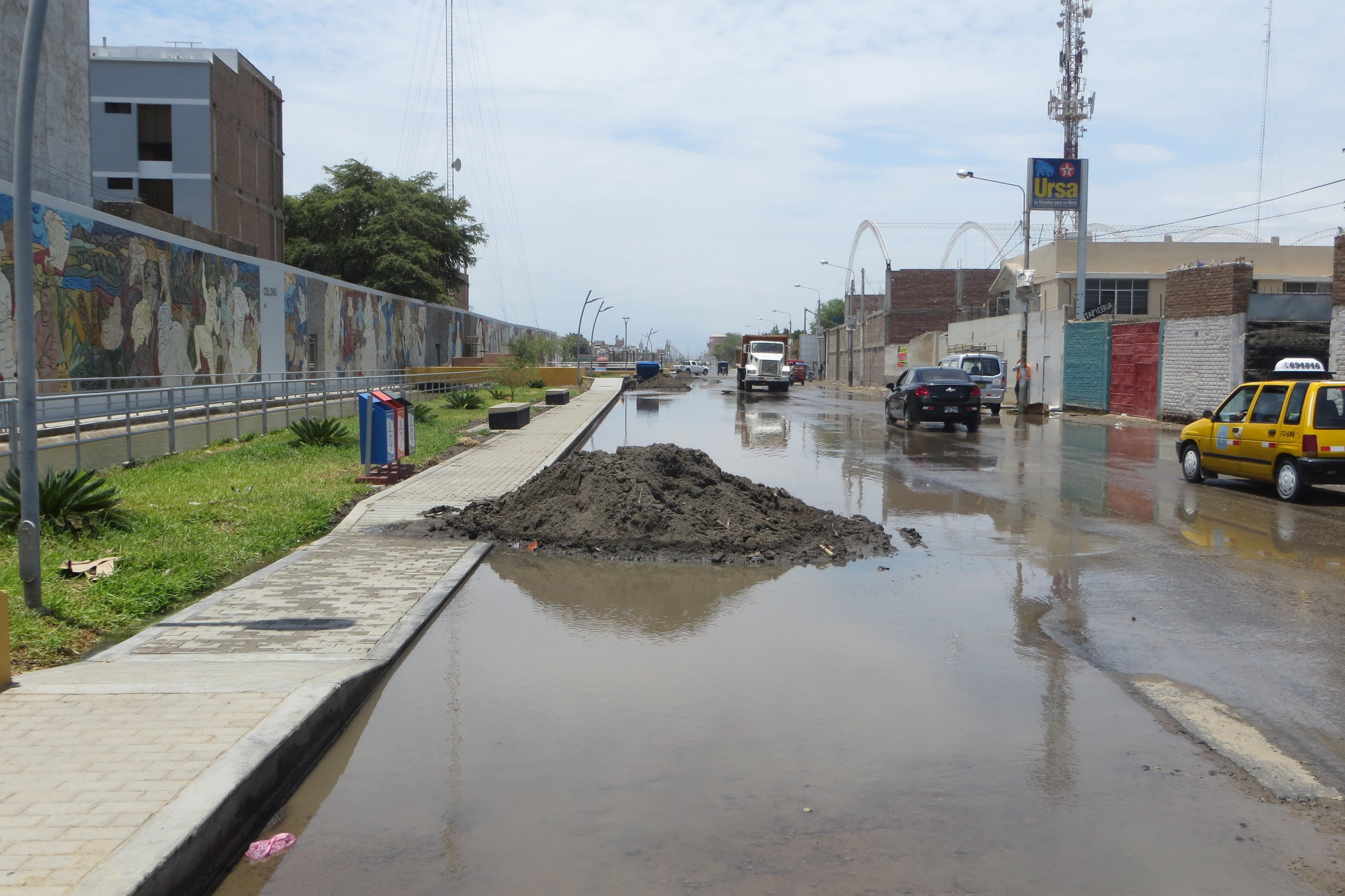 Acequia Yortuque se desborda por acumulación de basura
