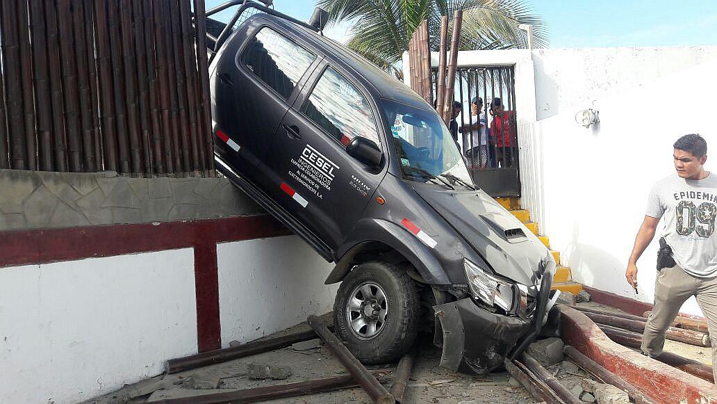 Camioneta arrasa con motokar y se empotra en cerco 