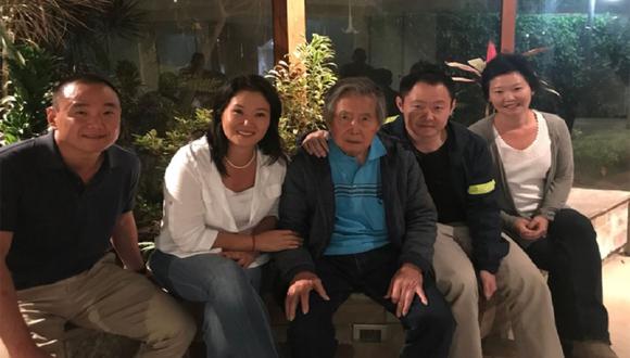 Keiko Fujimori junto a su padre, Kenji y los demás integrantes de su familia. (Foto: Twitter)