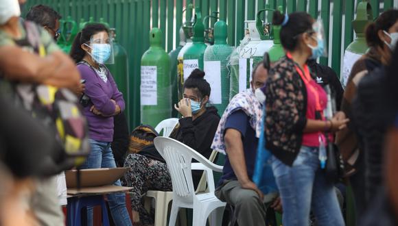 En el Perú, varias personas duermen entre 2 a 4 días a la espera que llenen sus balones de oxígeno. (Foto: Britanie Arroyo / @photo.gec)