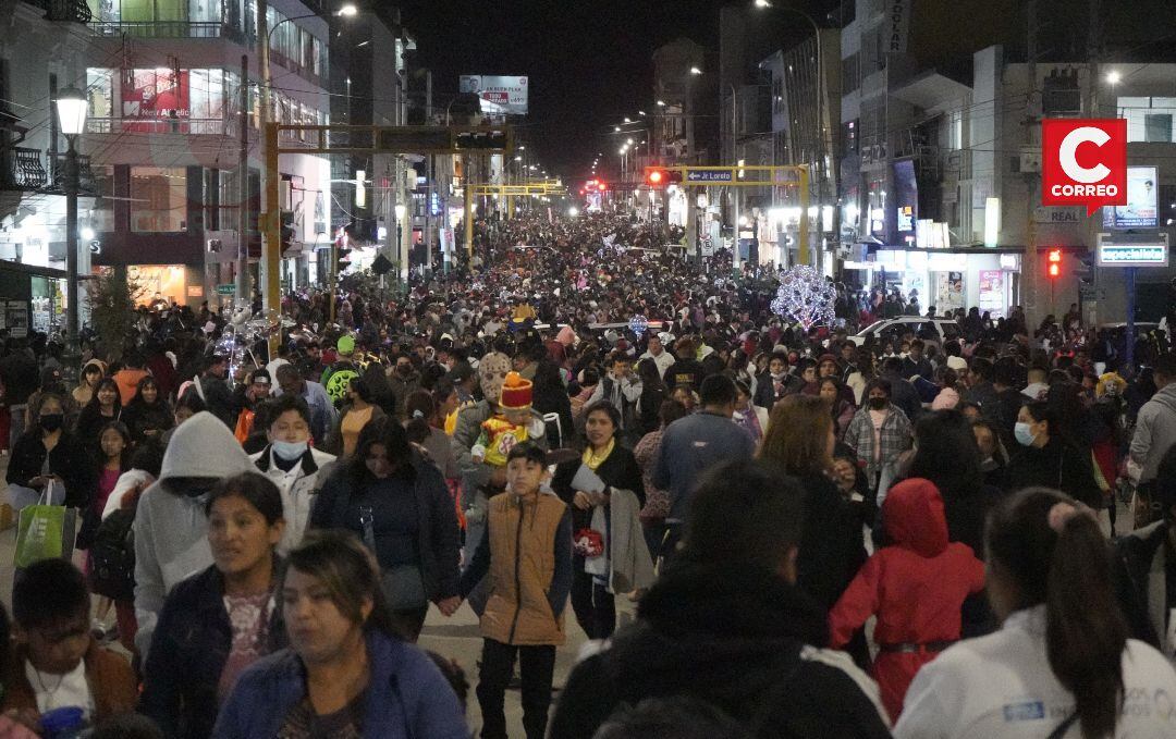 Thousands crowd the center of Huancayo on Halloween night (PHOTOS)