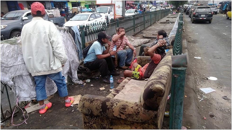 Recicladores tomaron berma y la convirtieron en su sala  (FOTOS) 