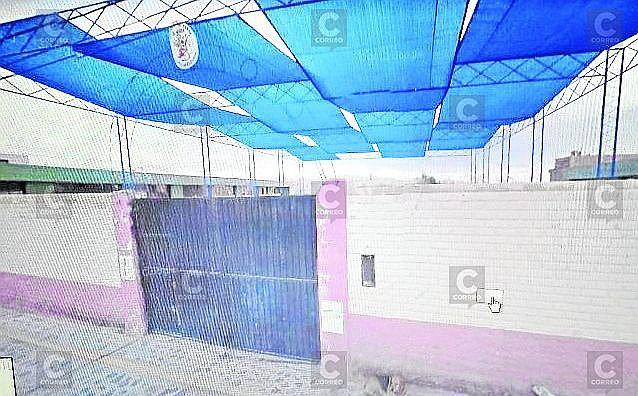 Niños esperaron 90 minutos de pie por demora en abrir puerta de colegio