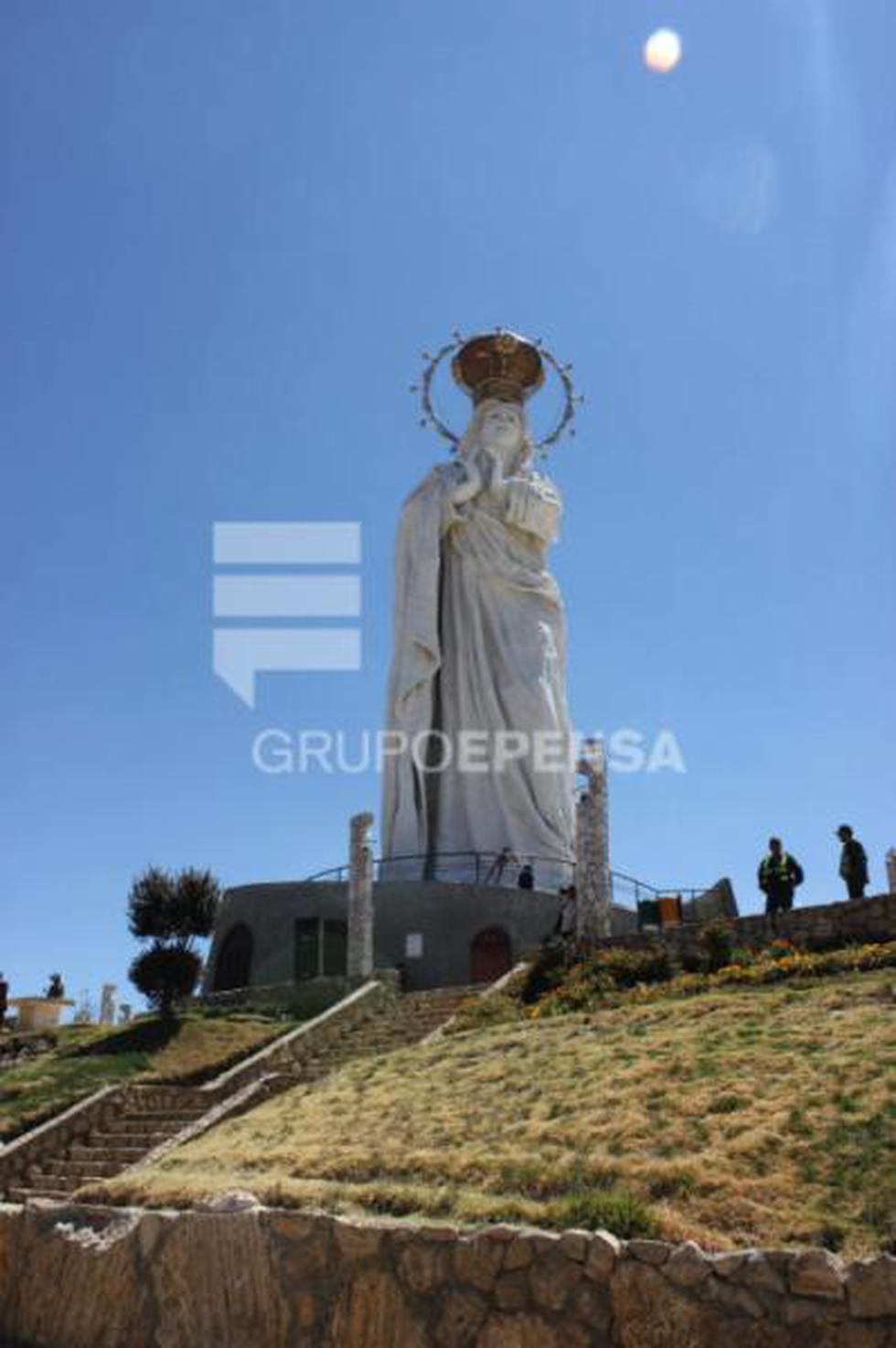 Colocan corona a monumento religioso más alto del Perú