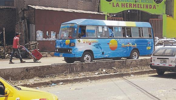 Delincuentes asaltan a pasajeros de microbús