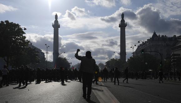 Un manifestante levanta el puño en la Place de la Nations durante una manifestación el Primero de Mayo (Día del Trabajo), para conmemorar el día internacional de los trabajadores, más de un mes después de que el gobierno impulsara una impopular ley de reforma de las pensiones en el parlamento, en París, el 1 de mayo de 2023. (Foto por JULIEN DE ROSA / AFP)