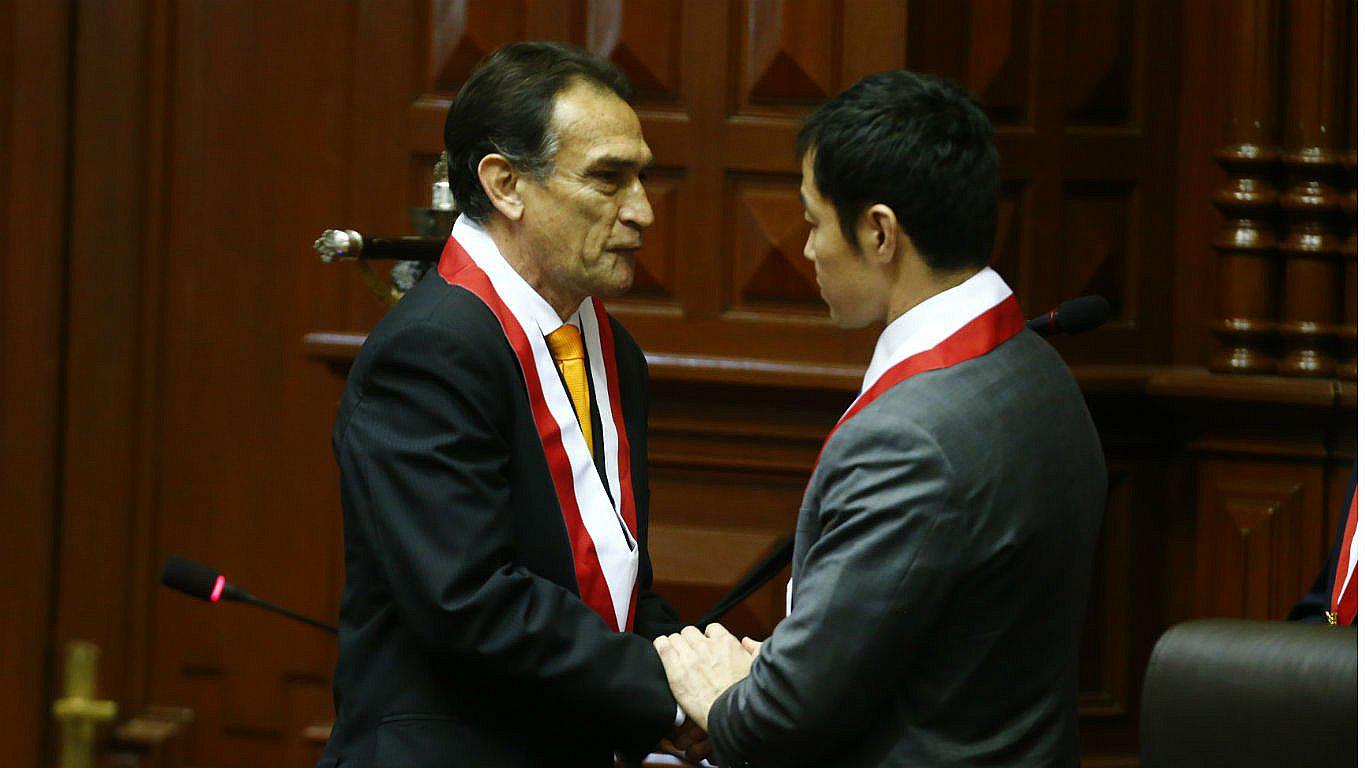 Héctor Becerril amenazó a Kenji Fujimori con expulsión de Fuerza Popular