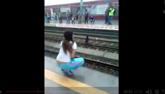 Acusan a mujer que salvó a perro de las vías del tren de infringir la ley (VIDEO)