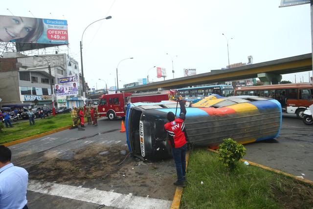 Ocho heridos deja accidente de coaster en la Av. Habich - Foto: Gonzalo Córdova