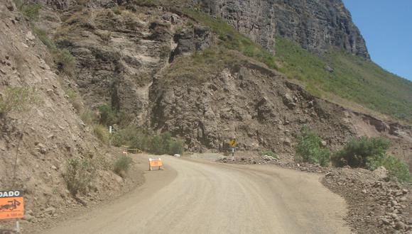 Cusco: Paralizan asfaltado de la carretera a Paucartambo por festividad de la Virgen del Carmen