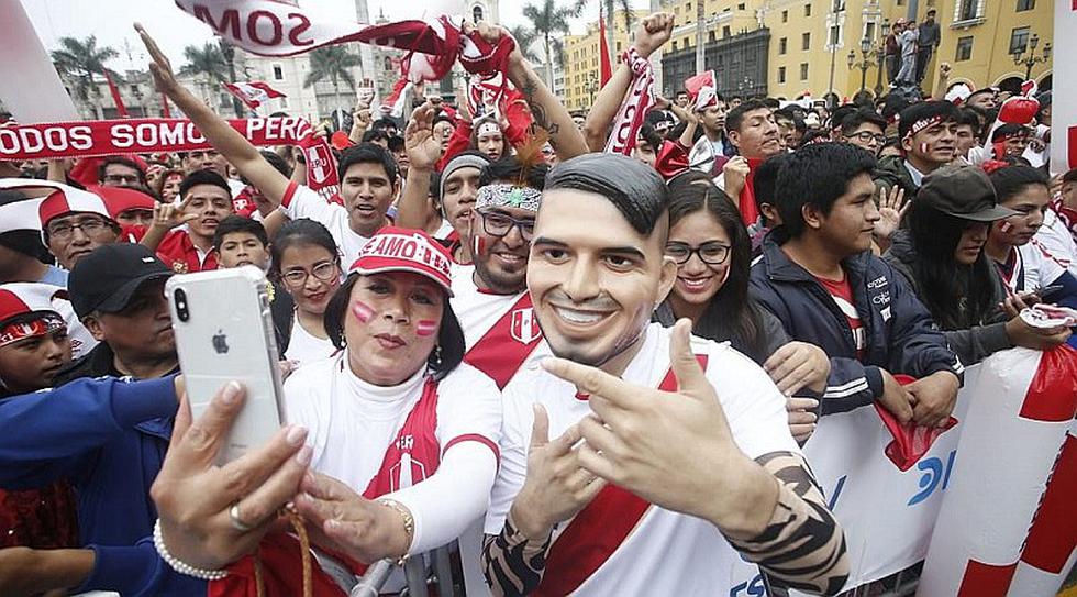 Perú vs. Brasil: Hinchas se congregan en la Plaza de Armas 