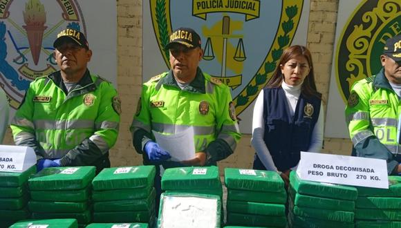 Puno: Incautan 260 paquetes de droga en camión siniestrado en la vía Arequipa.
