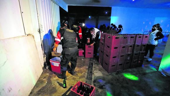 Halloweeng : Agentes de la Policía Nacional intervienen local  donde estaban tocando la orquesta de salsa zaperoko. Esto fue en la cuadra 1 de Capelo, San Martín de Porres.