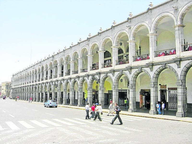 Casino usó pintura amarilla en portal