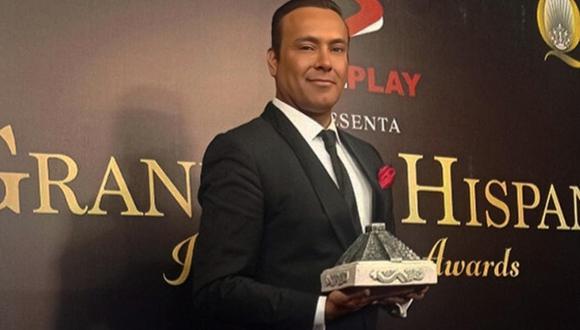 Iván Farías recibió el premio “Grandeza Hispana”. (Foto: @ivanfariascantante).