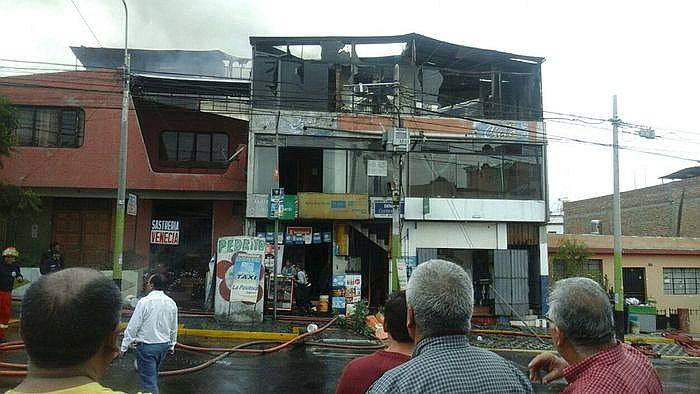 ​Bomberos salvan de morir a una familia en un incendio (VIDEO)