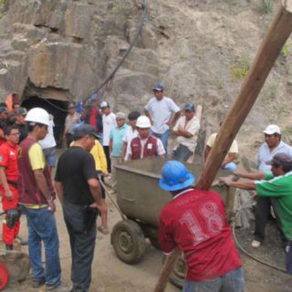 Salud de mineros atrapados en Ica se debilita 