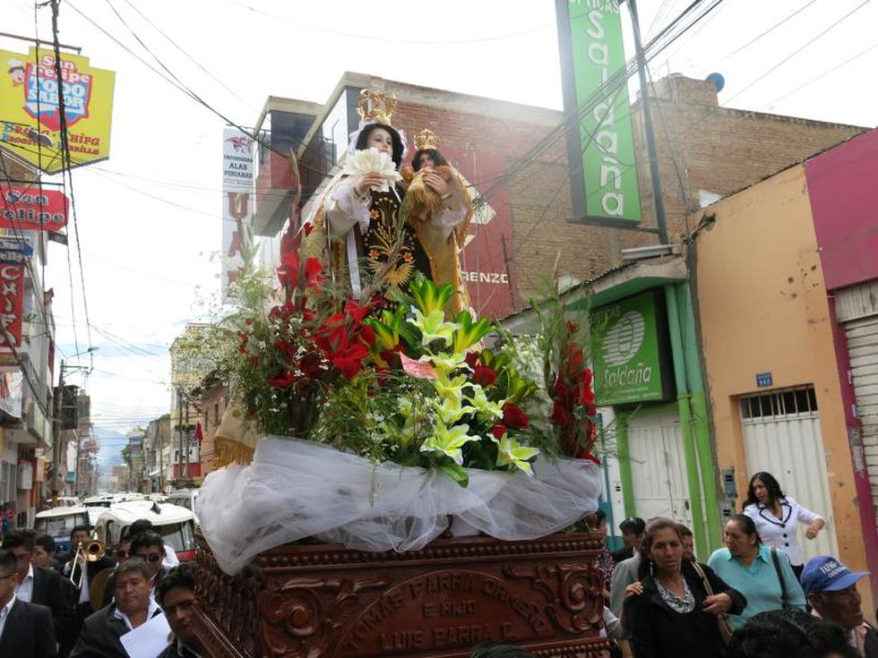 Colonia huamaliana baila a la Virgen del Carmen  