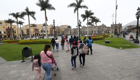 Tras el retiro de las rejas, muchas personas hicieron uso de los espacios de la Plaza de Armas de Lima. (Foto: GEC)