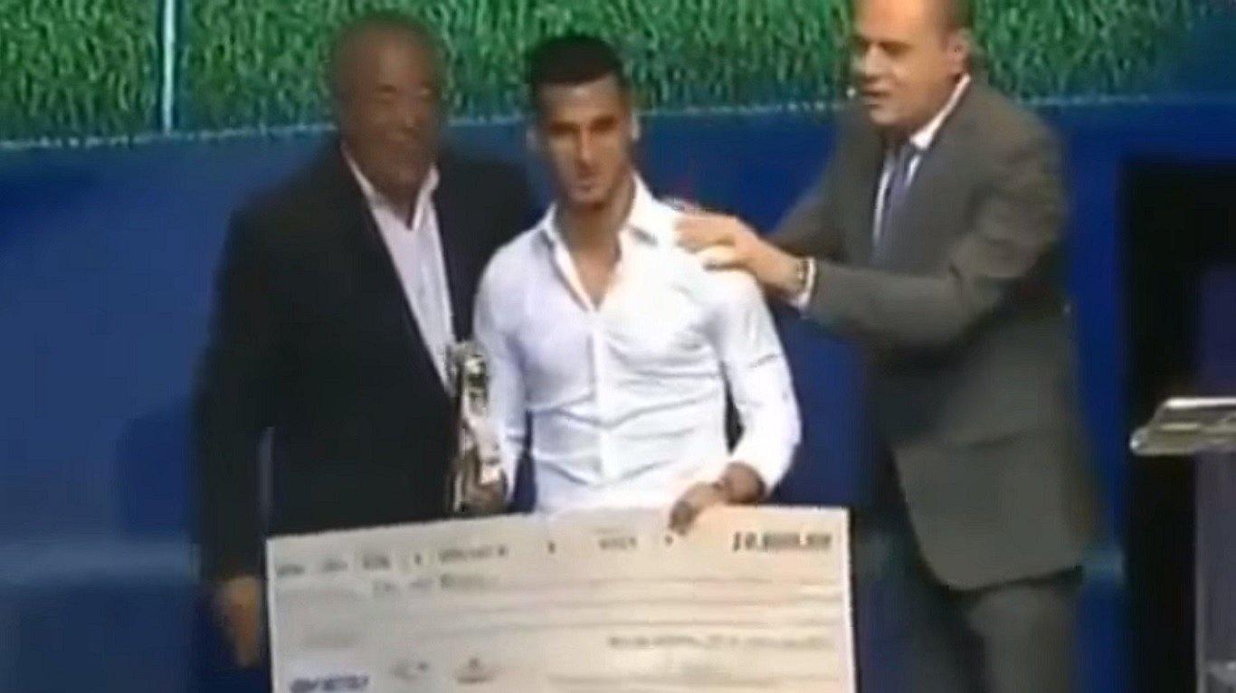 Miguel Trauco fue premiado como mejor lateral del Carioca al ritmo del Grupo 5 [VIDEO]