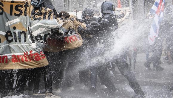 La policía de la policía alemana utiliza un cañón de agua cuando se enfrenta a los manifestantes que participan en una manifestación convocada contra las medidas actuales del gobierno alemán para frenar la propagación del COVID-19. (Boris Roessler / DPA / AFP)