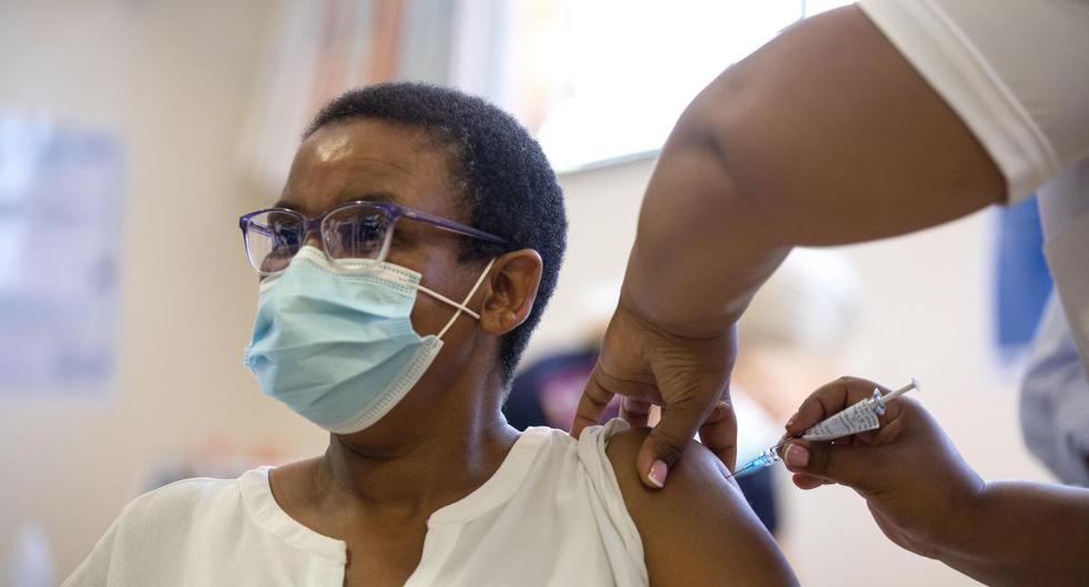 Un trabajador sanitario sudafricano recibe la vacuna Johnson & Johnson en Ciudad del Cabo, Sudáfrica, el 17 de febrero 2021. (EFE/EPA/NIC BOTHMA).