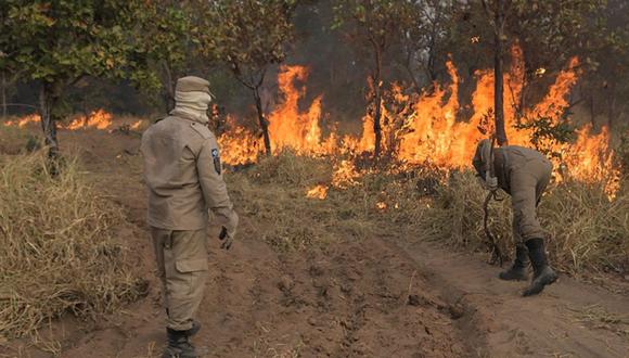 Bomberos intentan apagar incendios forestales en cercanías a Cuiabá, capital del estado de Mato Grosso, Brasil. (Foto referencial: EFE/Rogério Florentino).