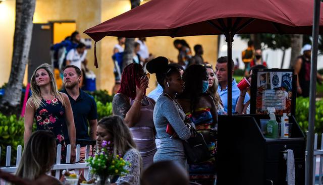 La gente hace cola para ingresar a un restaurante en Ocean Drive en Miami Beach, Florida. (AFP / CHANDAN KHANNA).